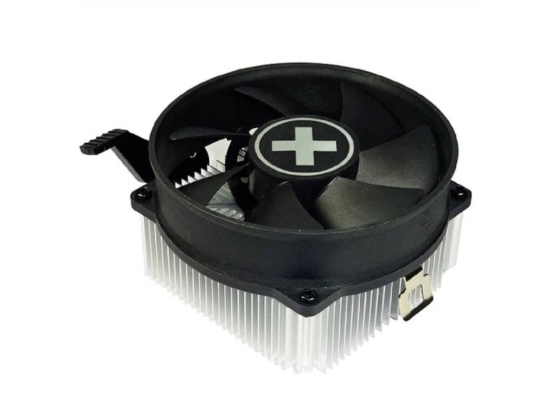 Czarny radiator procesora z wentylatorem i żebrami metalowymi, umieszczony na białej powierzchni.