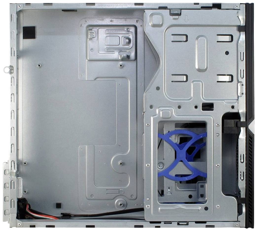 Widok wewnętrzny obudowy komputera z pustą przestrzenią na płytę główną oraz niebieską klatką na dyski twarde. Kable są widoczne na spodzie obudowy.