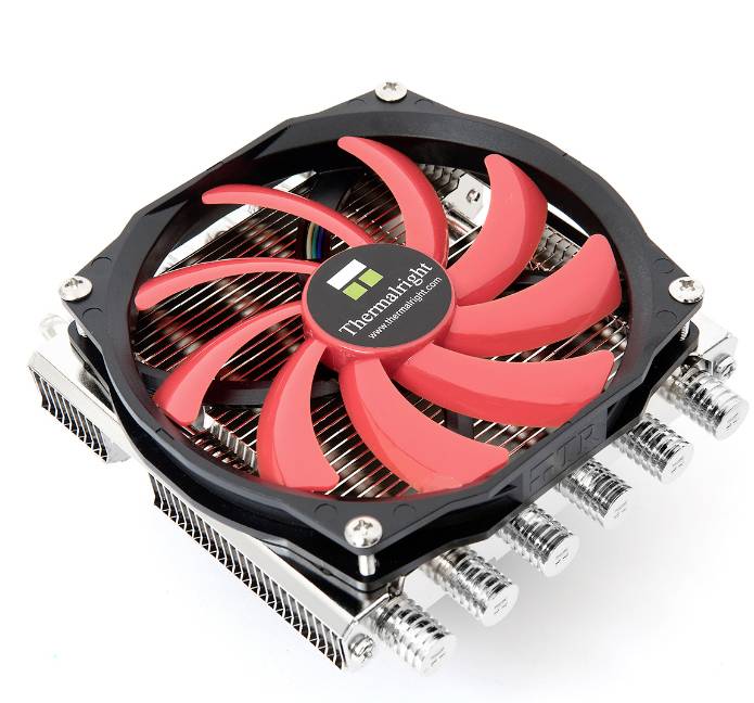 Chłodnica z czerwonym wentylatorem na srebrnym radiatorze; nazwa marki pośrodku wentylatora. Odpowiednia do chłodzenia sprzętu komputerowego.