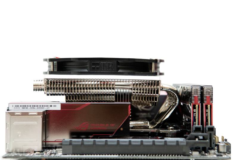 Płyta główna komputera z widocznym chłodzeniem procesora, modułami pamięci i złączami. Radiator jest wyraźnie widoczny.