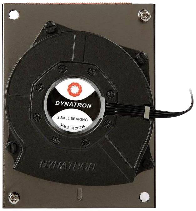 Wentylator Dynatron z łożyskiem kulkowym, zamontowany na metalowej płycie. Napis: 'Wyprodukowano w Chinach'.