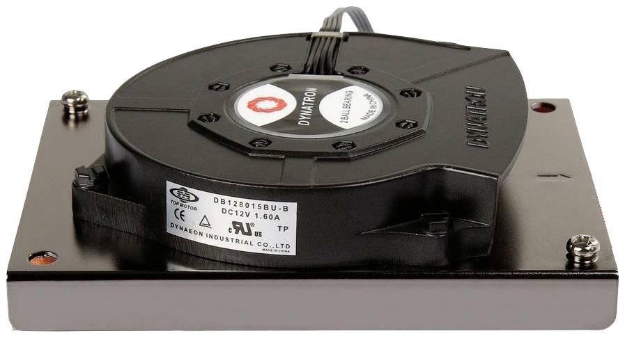 Czarny wentylator marki Dynatron zamontowany na prostokątnej płycie metalowej. Posiada etykietę danych z charakterystyką techniczną.