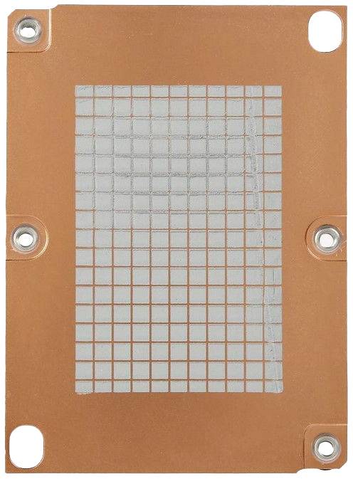 Metalowa płyta z kwadratową siatką, otoczona czterema okrągłymi otworami śrubowymi w narożnikach.