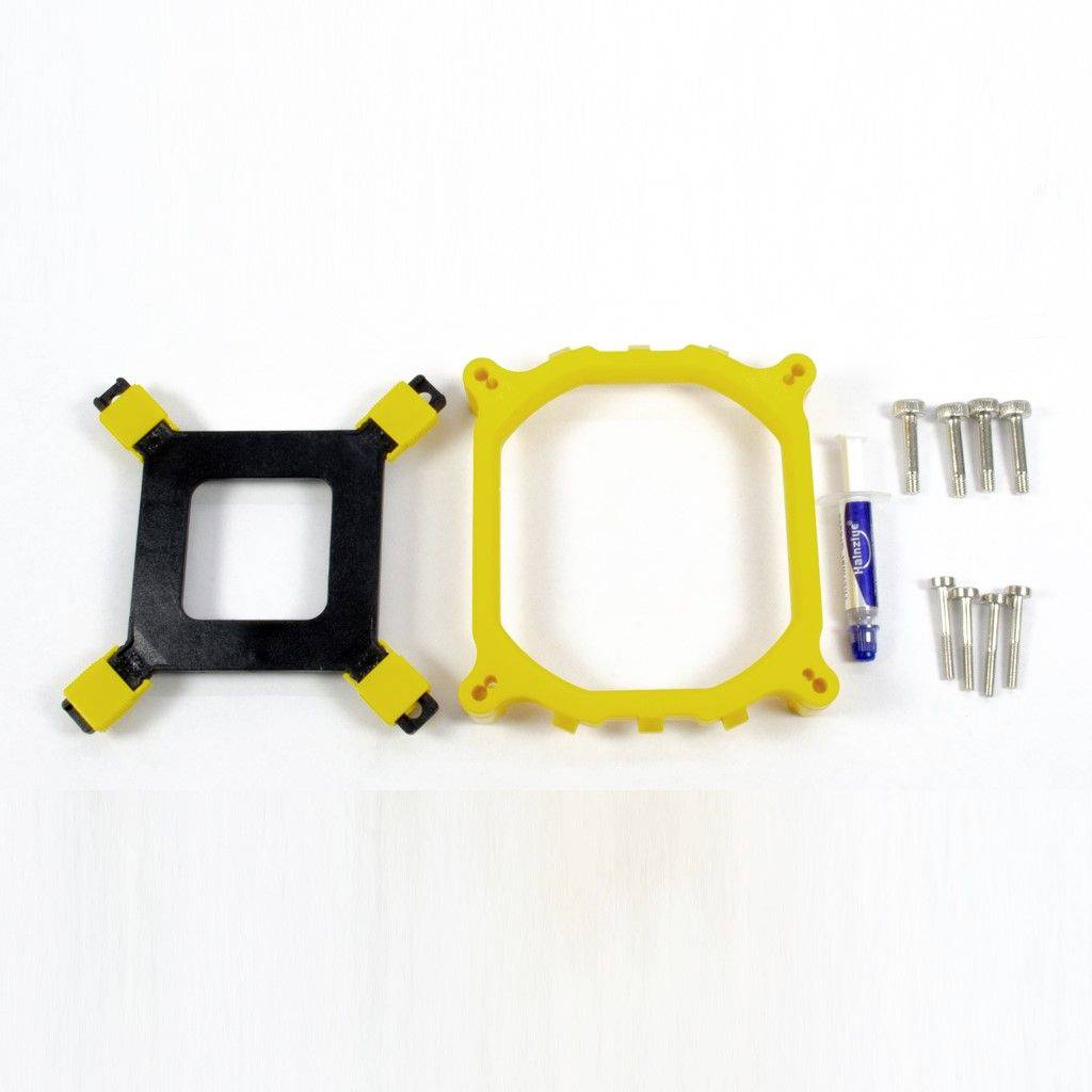 Zestaw montażowy chłodnicy składający się z dwóch uchwytów (czarnego i żółtego), śrub oraz małej tubki z pastą termoprzewodzącą na białym tle.