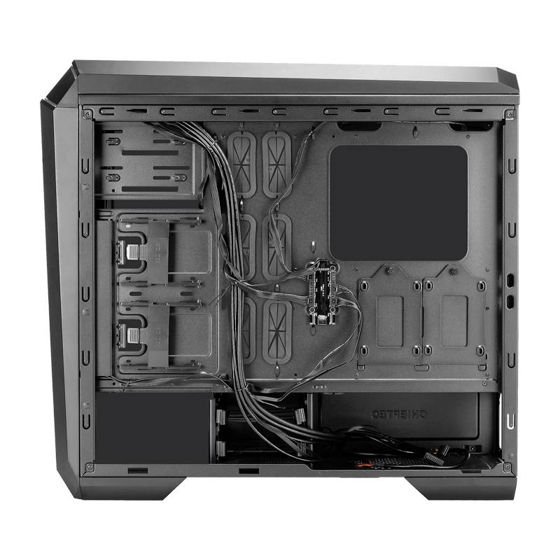 Czarna obudowa komputera od wewnątrz, pokazująca mocowania i prowadnice kabli bez zainstalowanego sprzętu. Odpowiednia do budowy komputera PC.