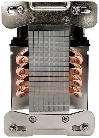 Chłodnica z miedzianymi rurkami i strukturą kratownicową, odpowiednia do chłodzenia procesorów komputerowych, na białym tle.