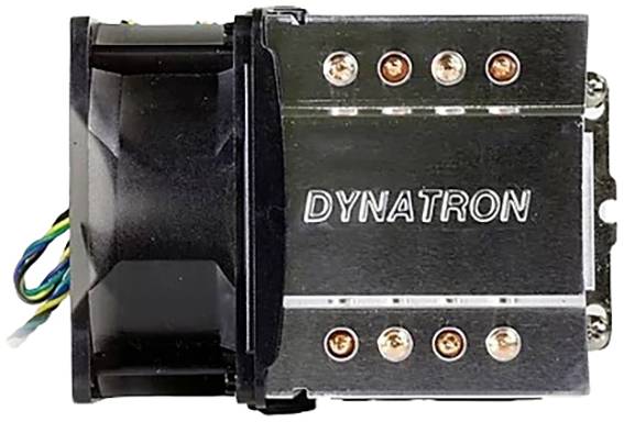 Radiator procesora firmy Dynatron z czarnym wentylatorem i miedzianymi rurkami chłodzącymi, widziany z boku. Kable wystają po lewej stronie.