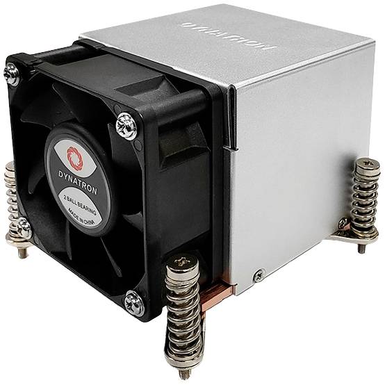 Metalowy radiator procesora z wentylatorem, zamontowany na czterech sprężynowych nogach. Oznaczenie na wentylatorze: 'DYNATRON'.