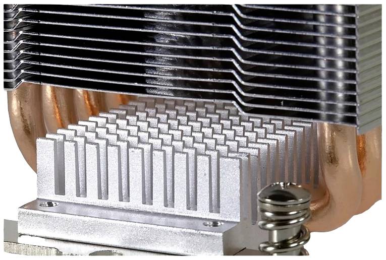Zbliżenie radiatora komputerowego z miedzianymi rurkami i warstwami aluminium służącymi do odprowadzania ciepła.