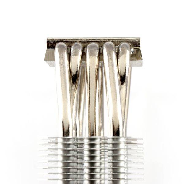 Zbliżenie lśniących metalowych żeberek radiatora.