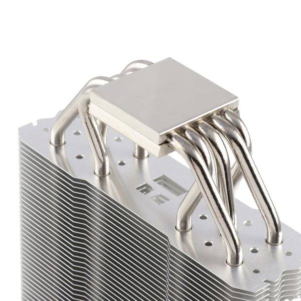 Chłodnica procesora z wieloma ciepłowodami i aluminiowymi żeberkami do odprowadzania ciepła.