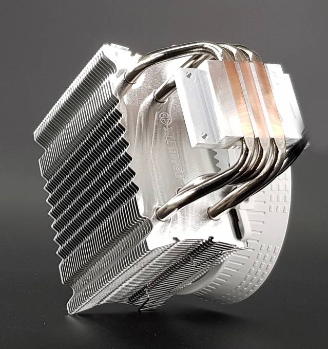 Radiator procesora z wieloma metalowymi żeberkami i miedzianymi rurkami cieplnymi do odprowadzania ciepła, na szarym tle.