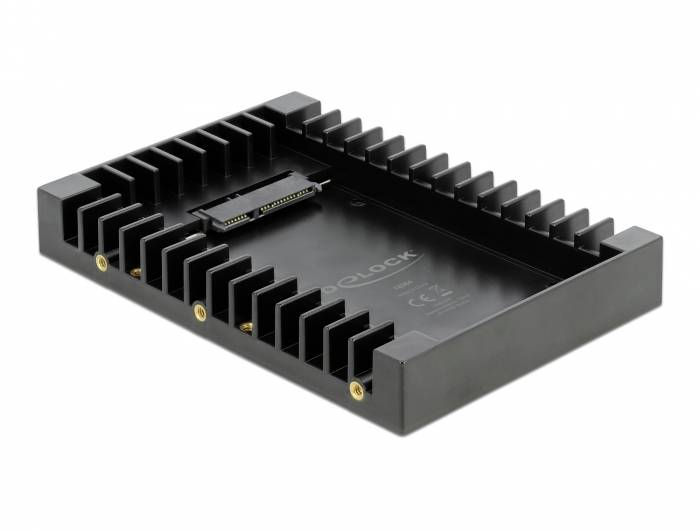 Czarna obudowa z żeberkami chłodzącymi, zaprojektowana do montażu dysku 2,5-calowego. Posiada złącze umieszczone na górnej powierzchni.