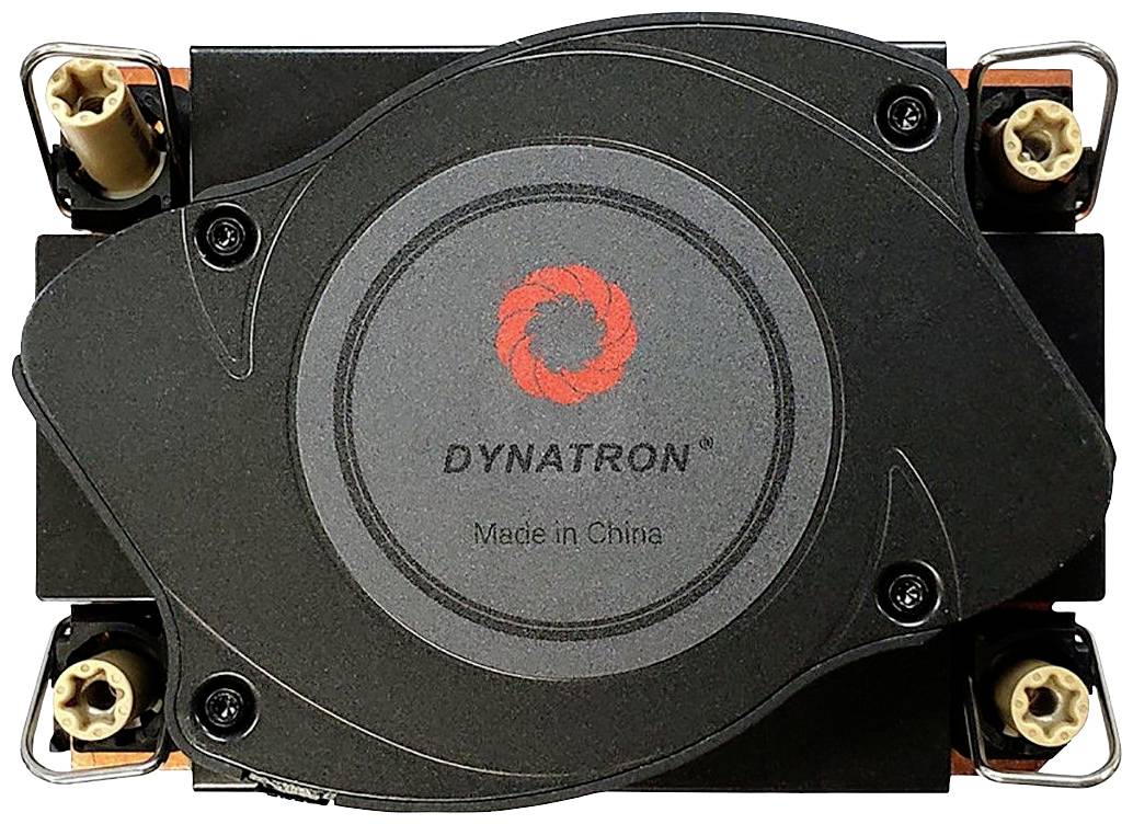 Wentylator z napisem 'DYNATRON, Made in China'. Czarna obudowa z czerwonymi akcentami i śrubami w narożnikach.