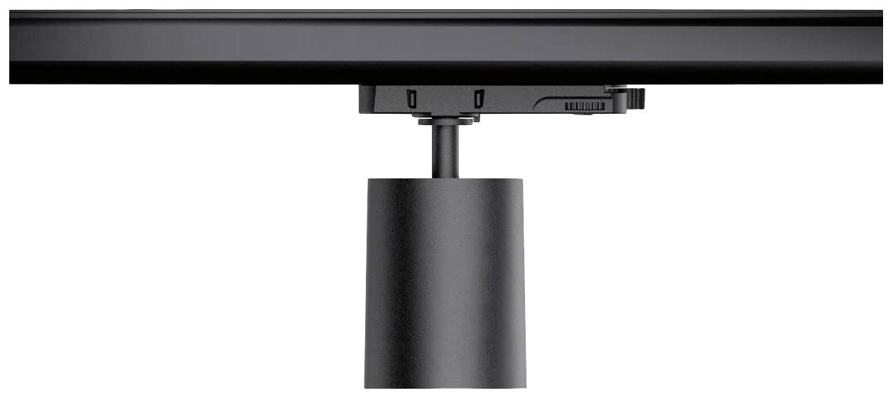 Widok z boku czarnego lampionu sufitowego, zamontowanego na płaskiej płycie sufitowej, prezentujący minimalistyczny design.