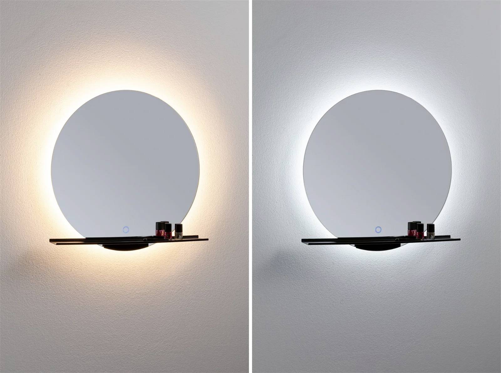 'Dwa okrągłe lustro ścienne z podświetleniem: po lewej stronie ciepłobiałe, po prawej stronie chłodnobiałe. Pod każdym lustrem półka z małymi elementami dekoracyjnymi.'