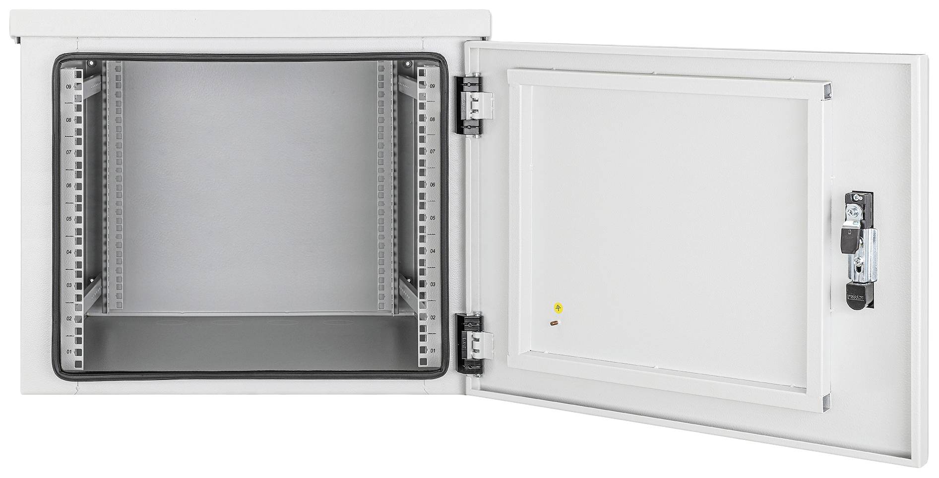 Szafa metalowa z otwartymi drzwiami, ukazująca pustą przestrzeń wewnętrzną. Drzwi wyposażone w zamek i klamkę. Odpowiednia do przechowywania lub magazynowania.