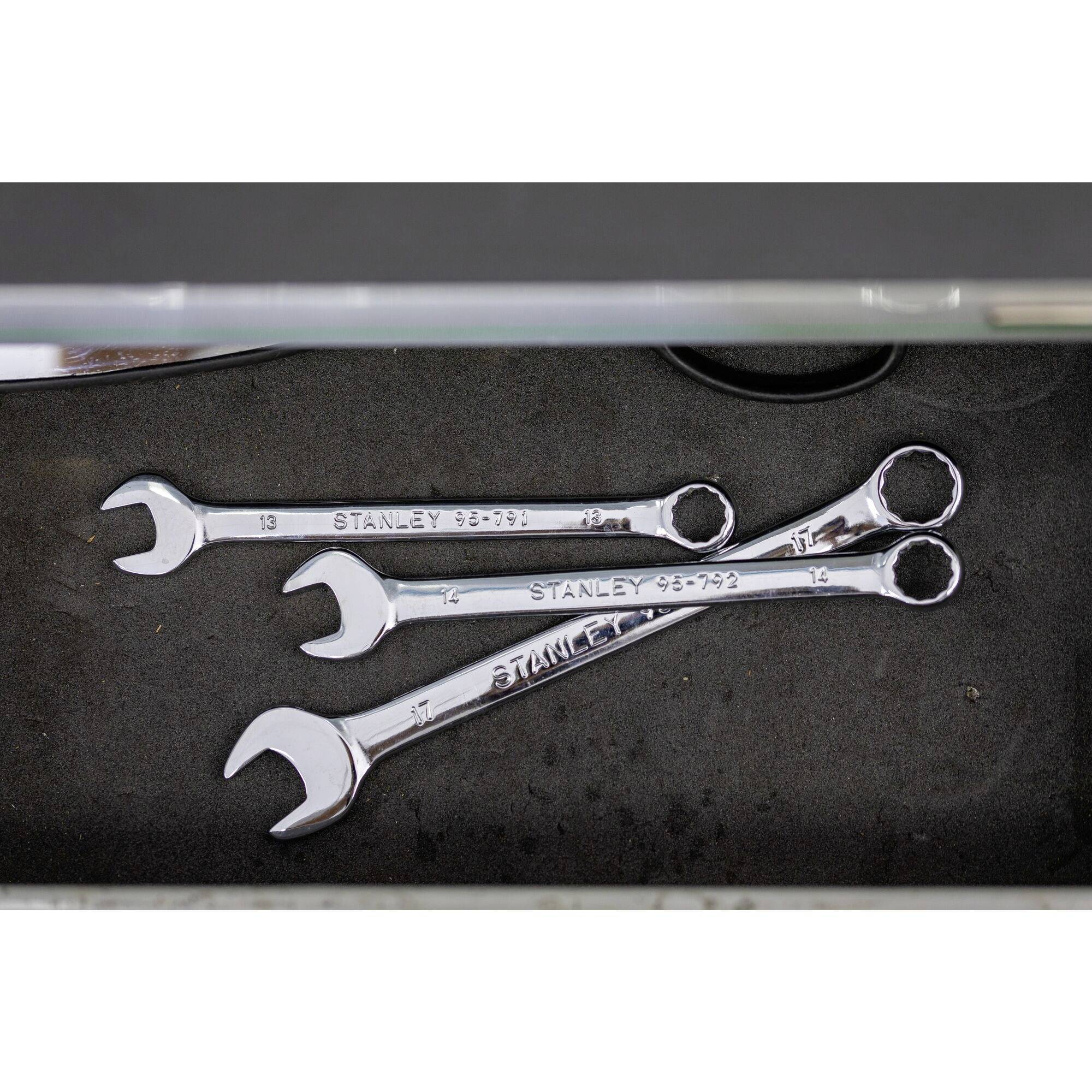 Trzy klucze nastawne leżą obok siebie w szufladzie. Każdy ma inny rozmiar, ułożone są od najmniejszego do największego.