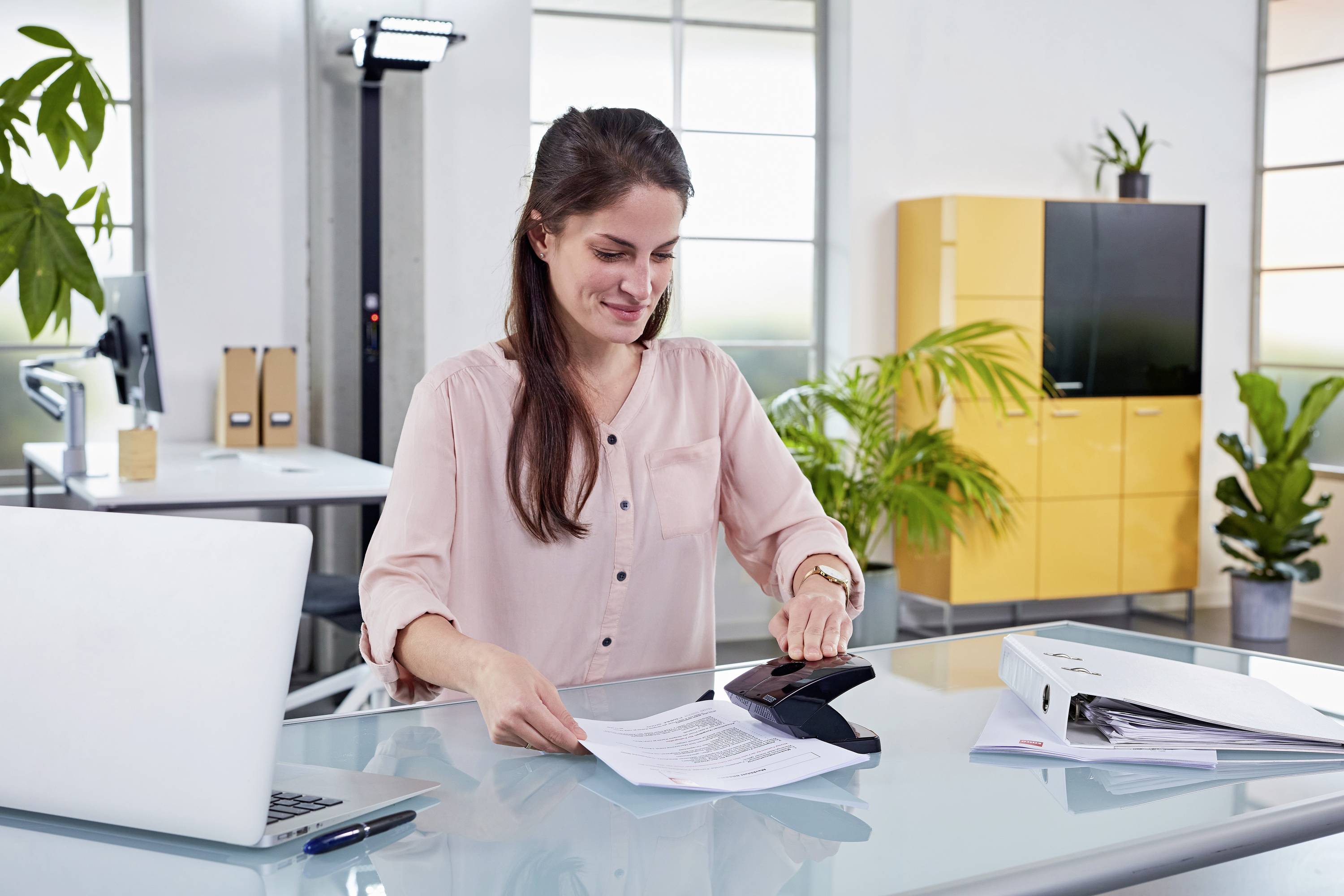 Діркопробивач Novus Office 025-0614 Office B 230 чорний, макс. налаштування формату: DIN A4 30 аркушів (80 г/м²)