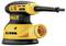 Żółto-czarny elektryczny szlifierz oscylacyjny. Nazwa marki na boku. Narzędzie z otworem wylotowym i uchwytem.