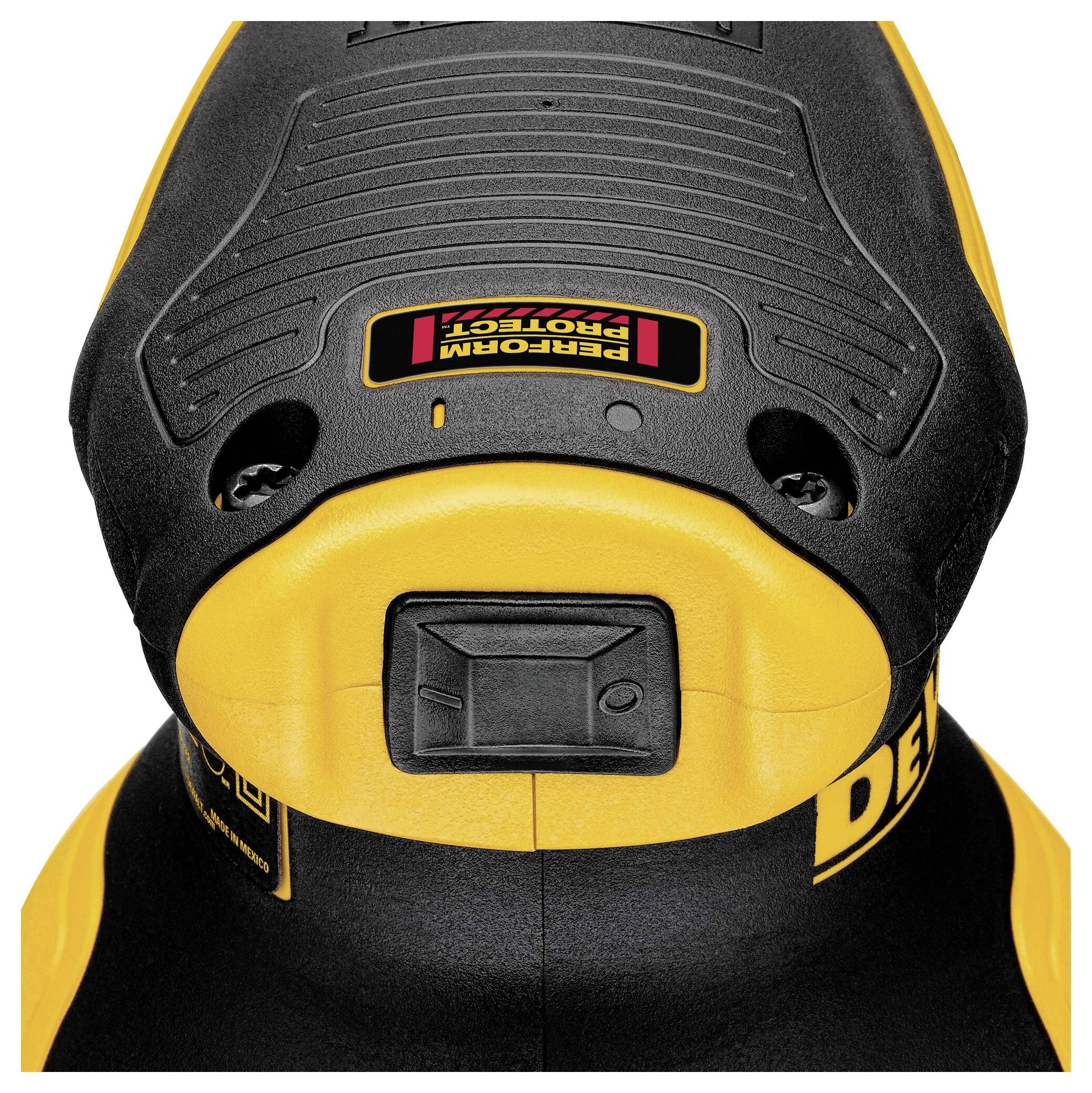 Żółto-czarna szlifierka elektryczna z okrągłą głowicą szlifierską i czarnym uchwytem, posiadająca etykietę ochrony wydajności.