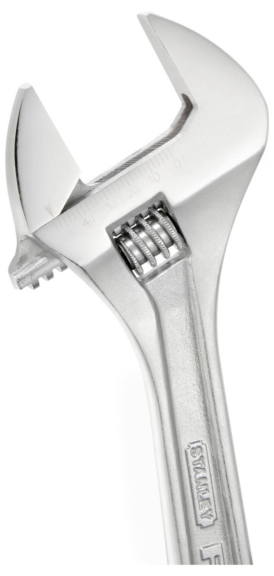 Regulowany klucz nastawny z srebrnym wykończeniem metalicznym, umożliwiający dopasowanie szerokości do różnych rozmiarów śrub.