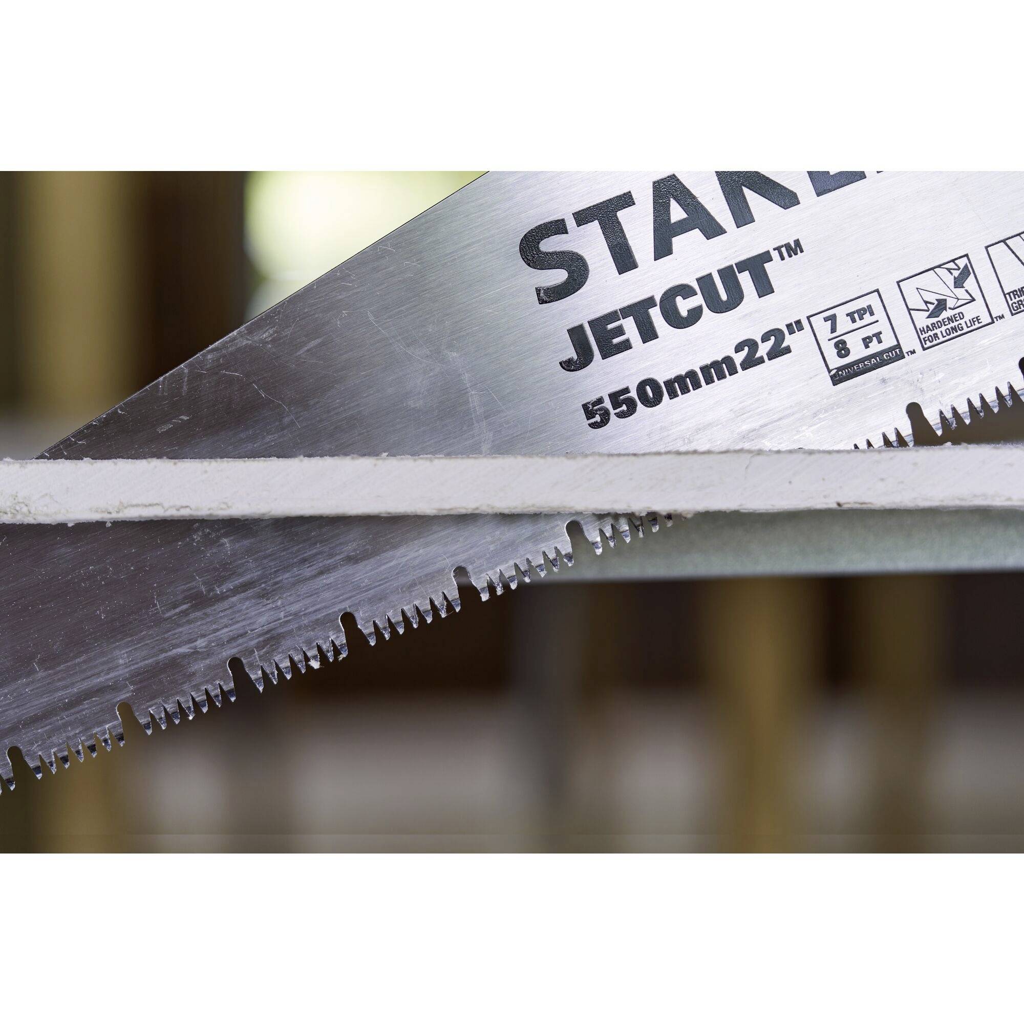 Piła z oznaczeniem 'JETCUT 550 mm', prezentująca zęby narzędzia. Odpowiednia do prac stolarskich, do użytku profesjonalnego.