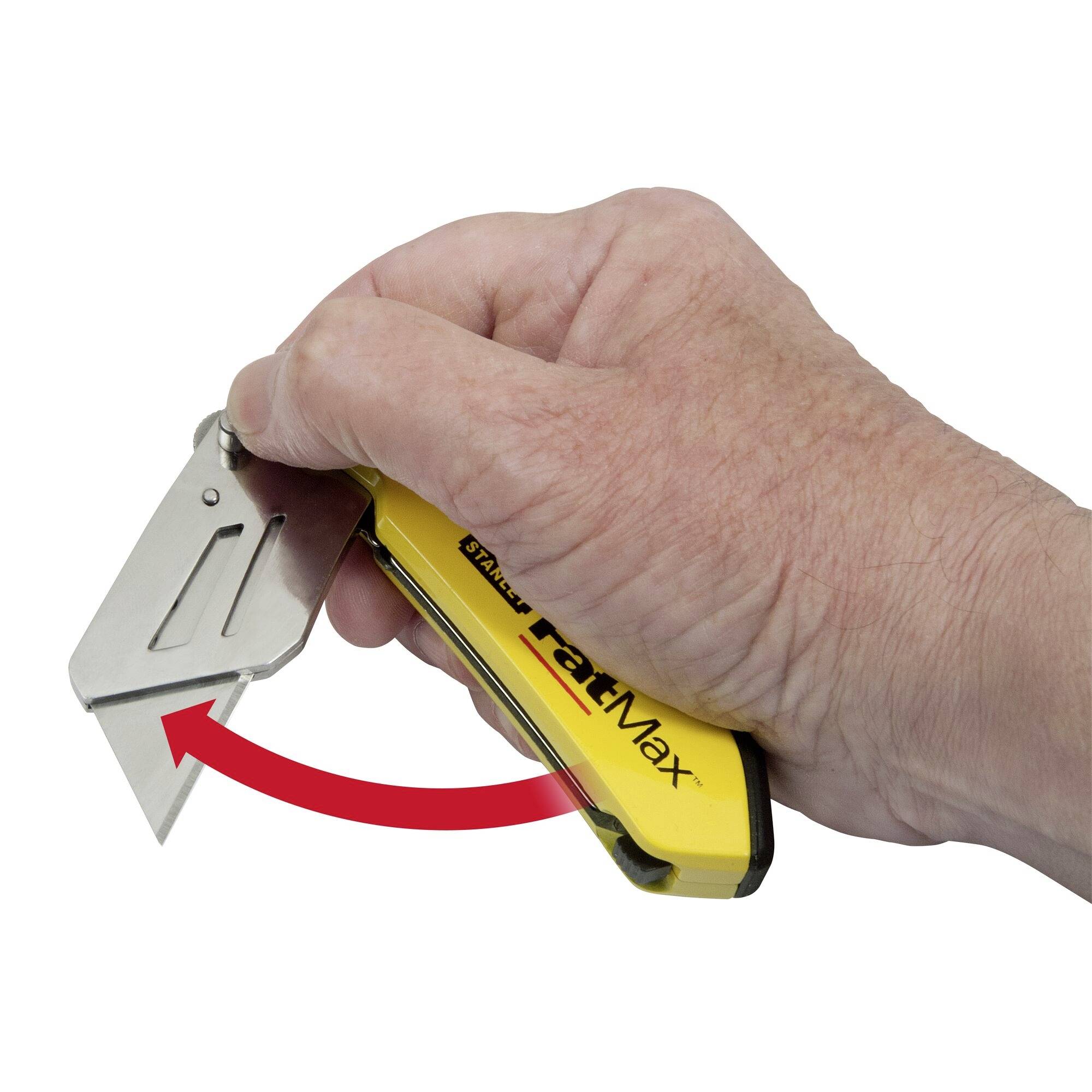 Ręka trzyma żółty nóż Stanley FatMax. Czerwona animacja strzałki pokazuje, jak bezpiecznie złożyć ostrze.