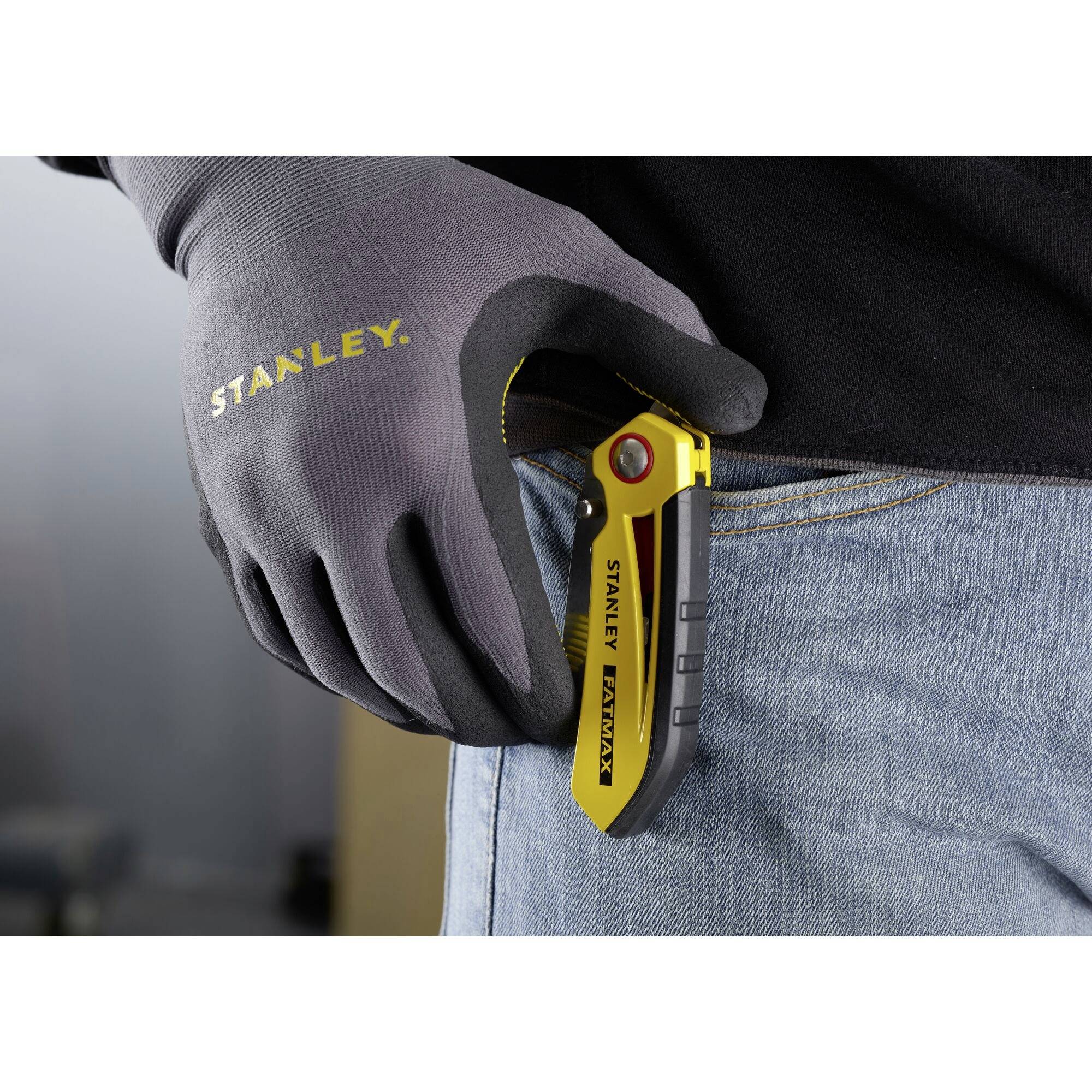 Osoba trzyma nożyk Stanley w rękawicy