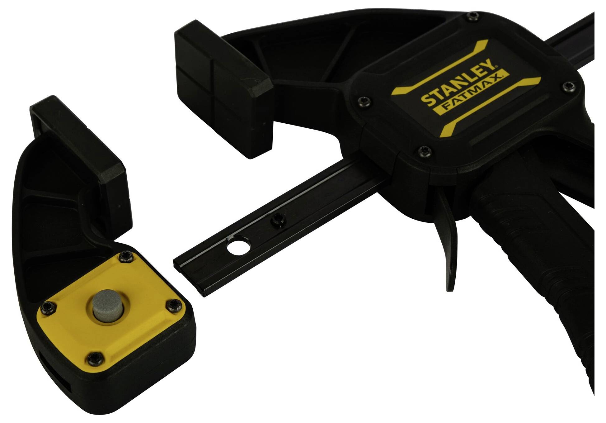 Czarna ścisk C firmy Stanley FatMax z żółtą, zdejmowalną końcówką, prawdopodobnie przeznaczona do prac stolarskich.