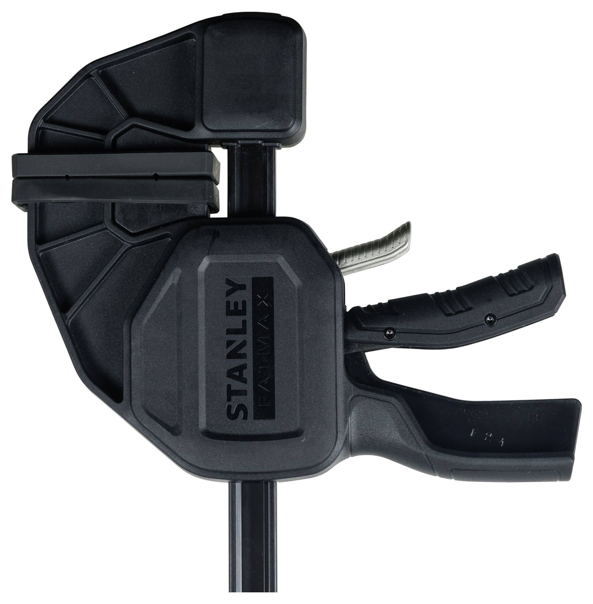 Czarny zacisk warsztatowy Stanley z ergonomicznym uchwytem i dużą powierzchnią zacisku, używany do przytrzymywania elementów podczas obróbki.