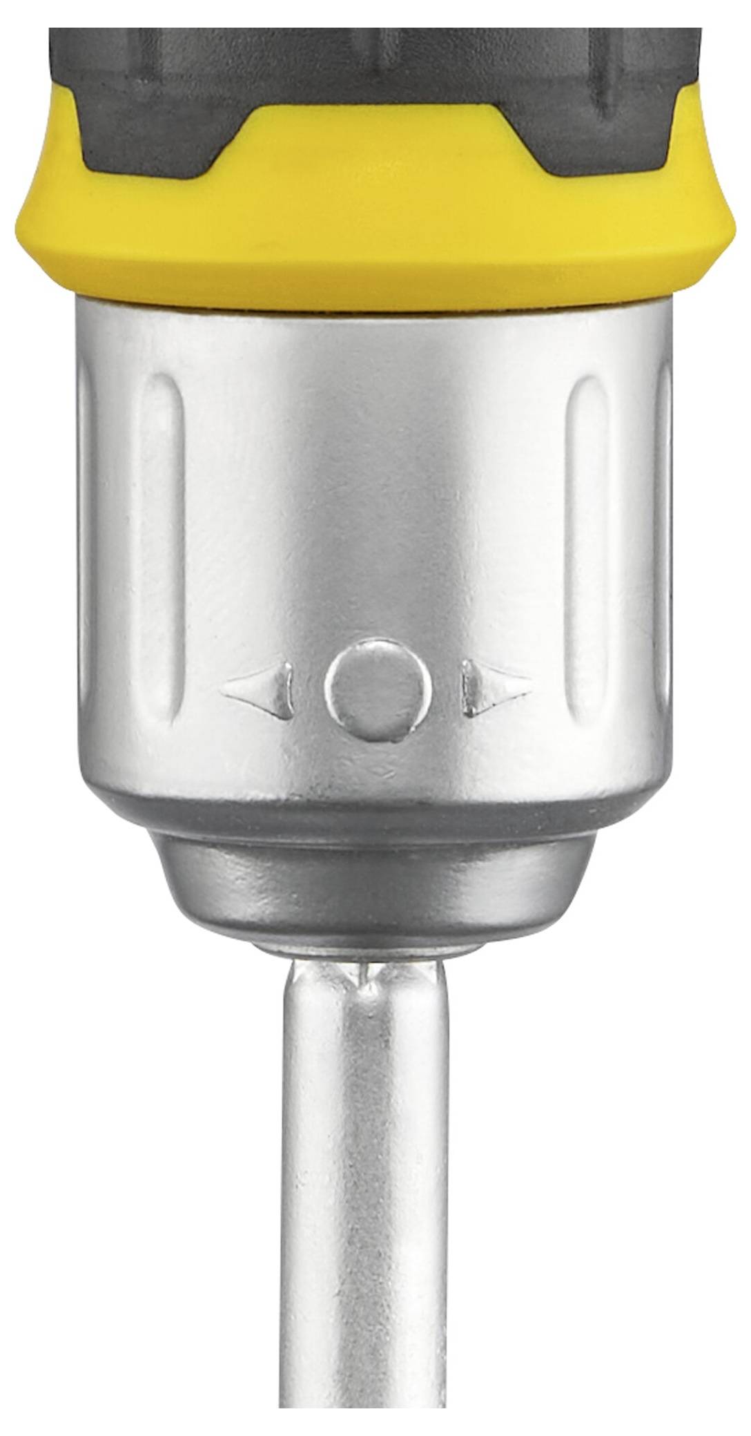 Zbliżenie głowicy wiertarki z uchwytem wiertarskim i umieszczonym w nim wiertłem, widoczne żółte i metaliczne szczegóły.