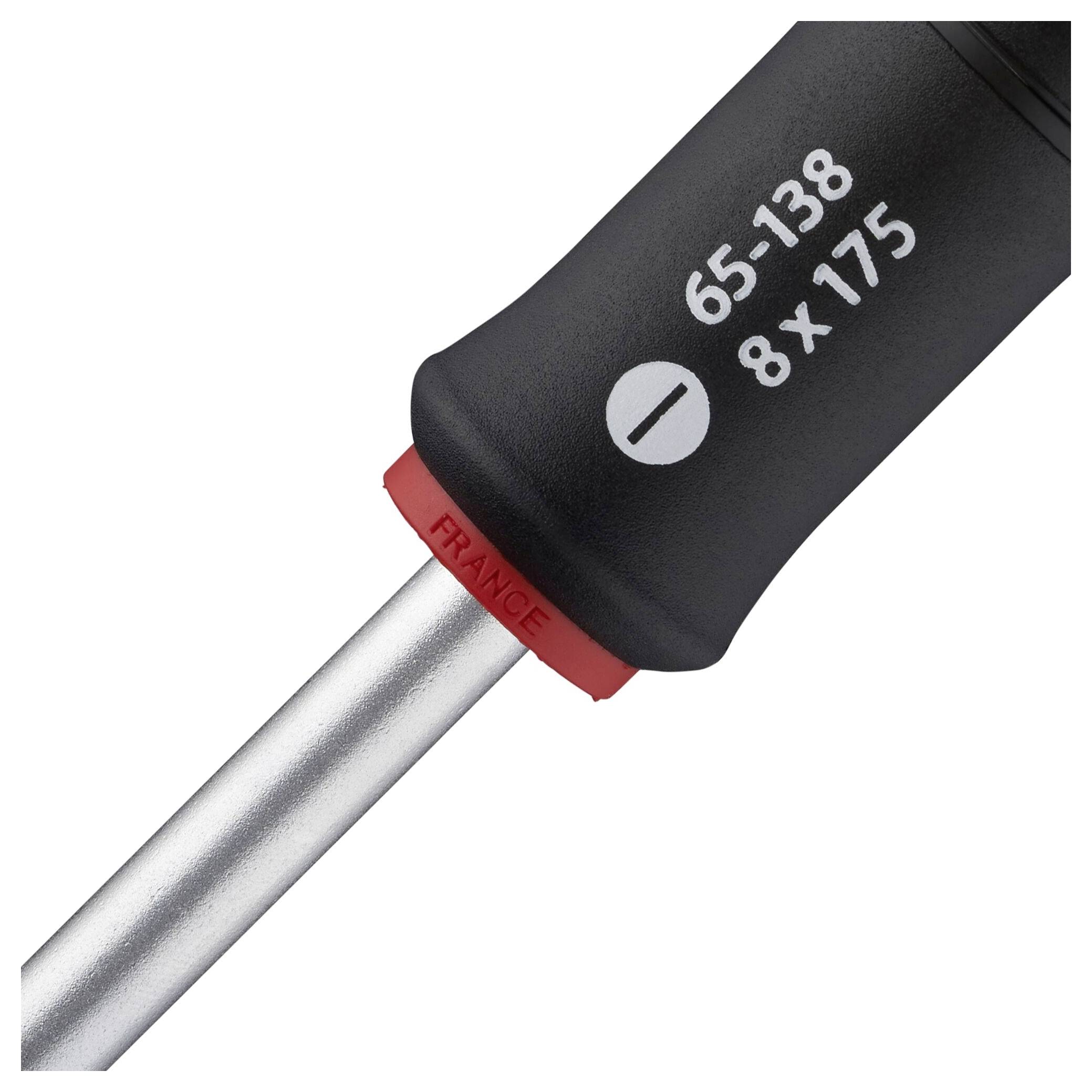 Śrubokręt z czarną rękojeścią, czerwonym pierścieniem i srebrnym czubkiem. Nadruk: 65-138, 8x175, symbol śrubokręta do wkrętów płaskich.