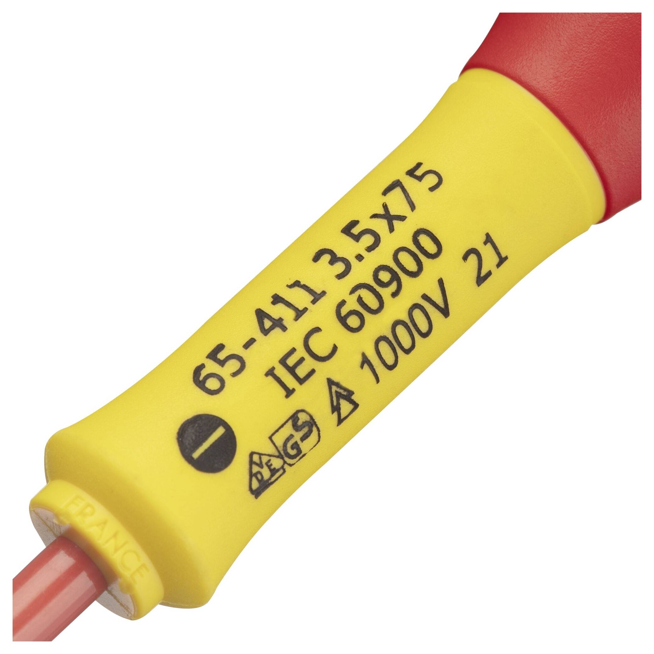 Zbliżenie wyizolowanego wkrętaka z żółtym uchwytem. Na powierzchni wydrukowane są oznaczenia 'IEC 60900', '1000V' oraz numer seryjny.
