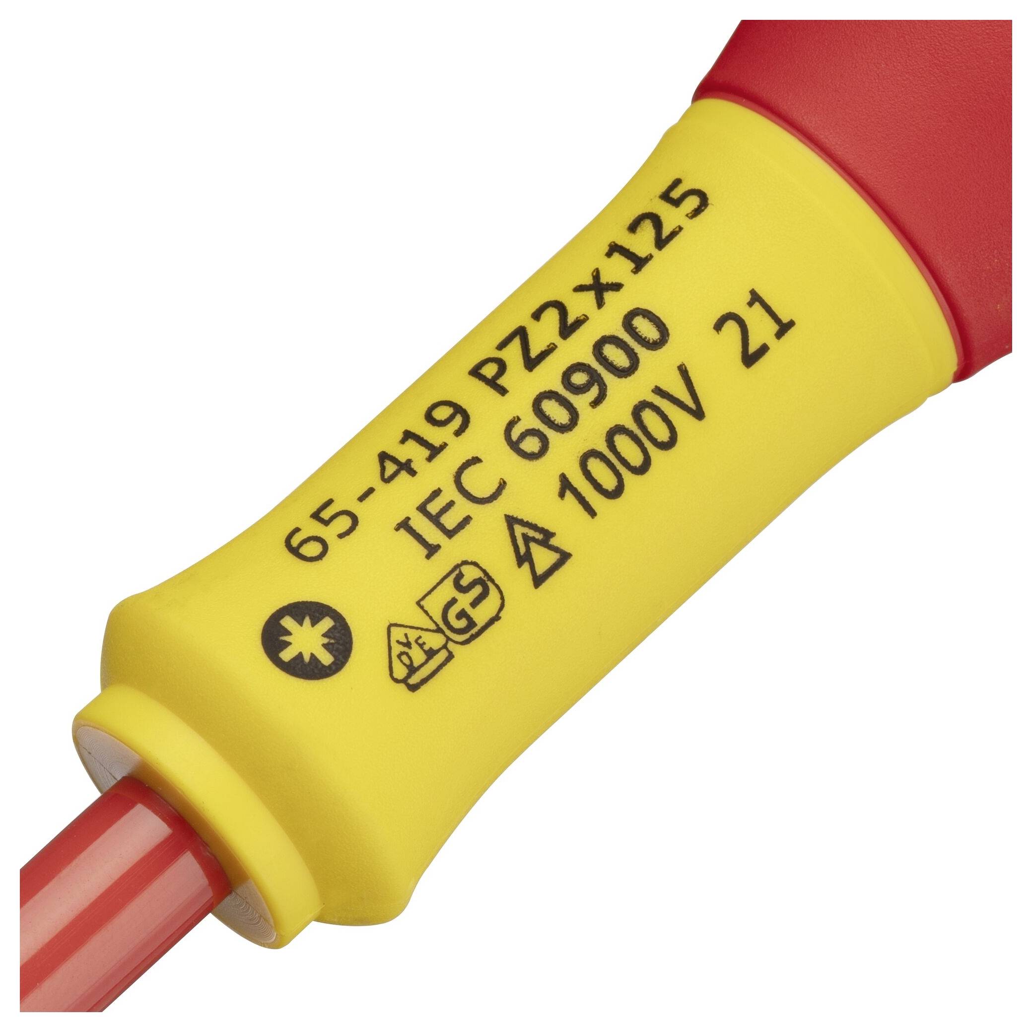 Zbliżenie izolowanego śrubokręta z żółtą rękojeścią. Napis: '65-419 PZ2x125', 'IEC 60900', '1000V'. Odpowiedni do prac pod napięciem.