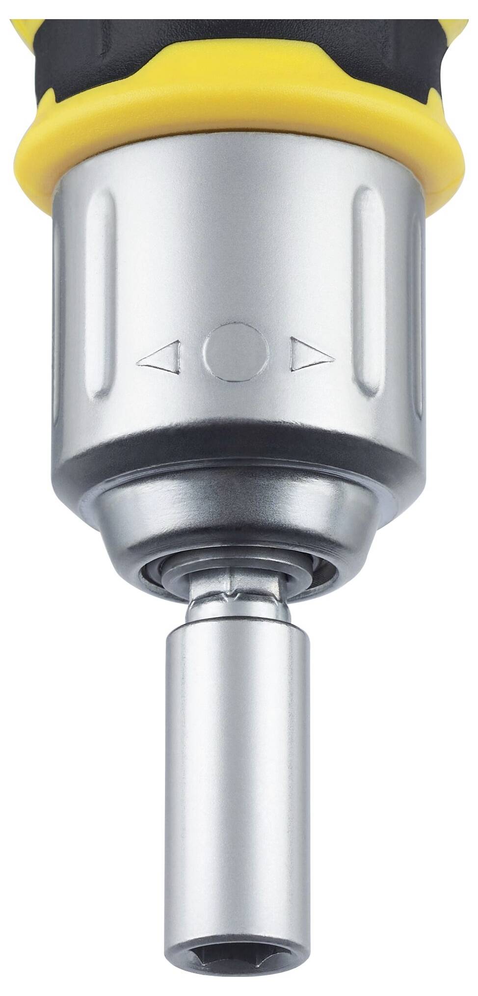 Srebrny uchwyt wiertarski z żółtym pierścieniem u góry. Wygląda na element narzędzia, takiego jak elektryczny wkrętak lub akumulatorowa wiertarka.
