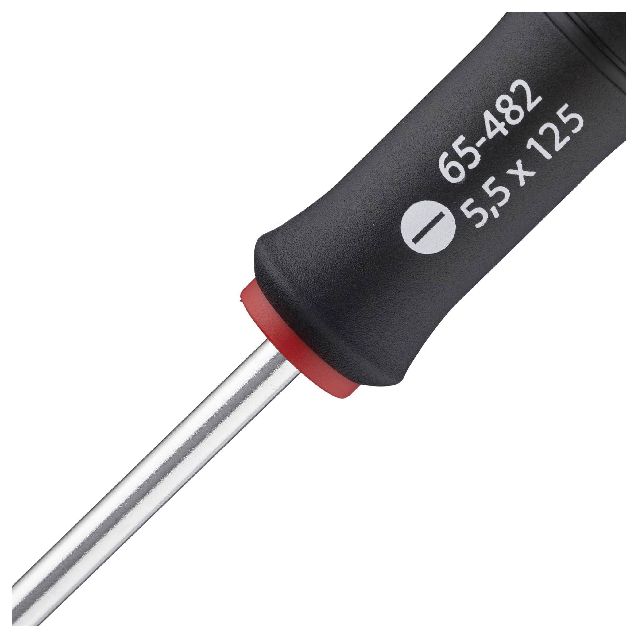 Wkrętak płaski z oznaczeniem 65-482, 5,5 x 125. Czarny uchwyt z czerwonym pierścieniem, metalowe ostrze.