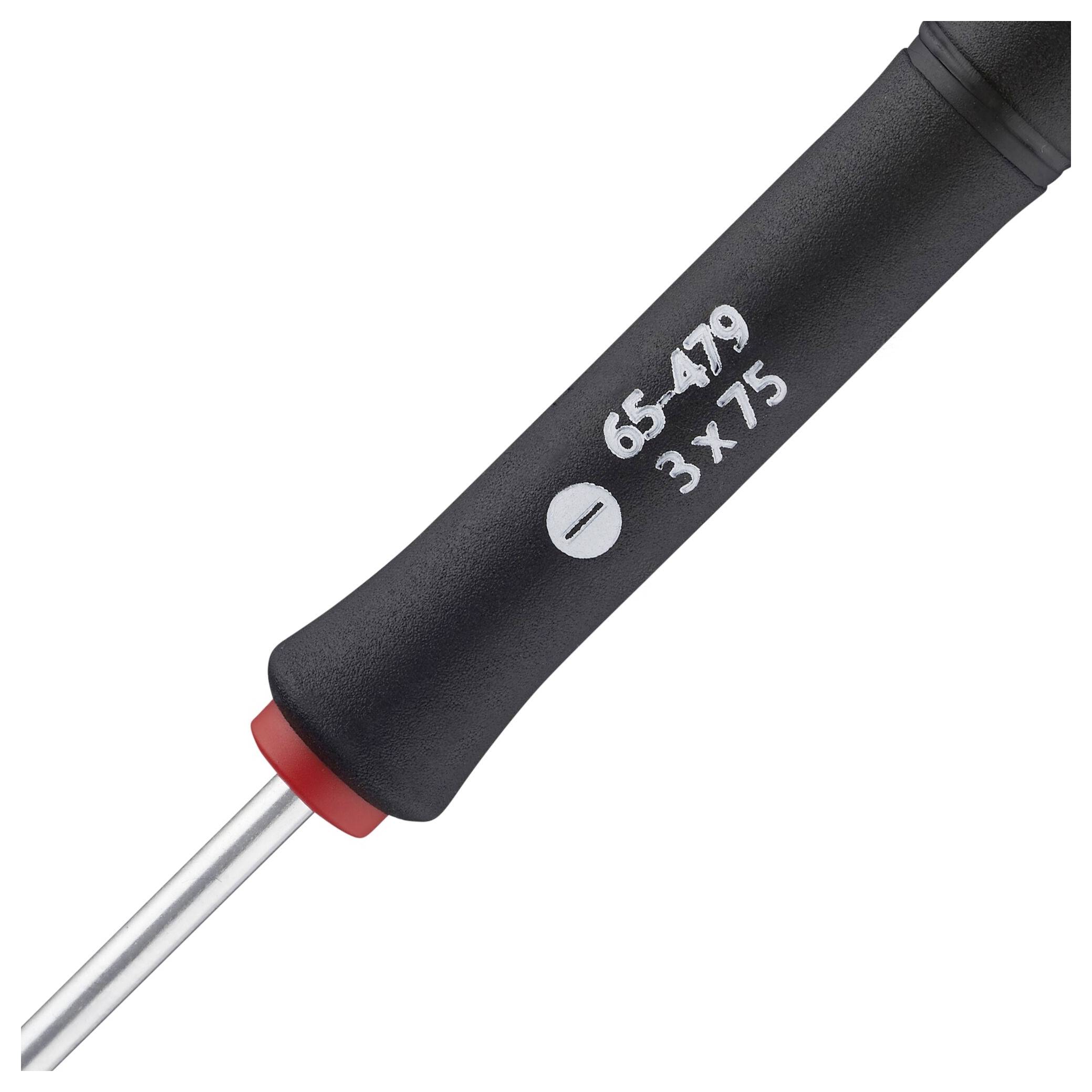 Zbliżenie czarnego śrubokręta z oznaczeniem '65-479' i '3x75'.