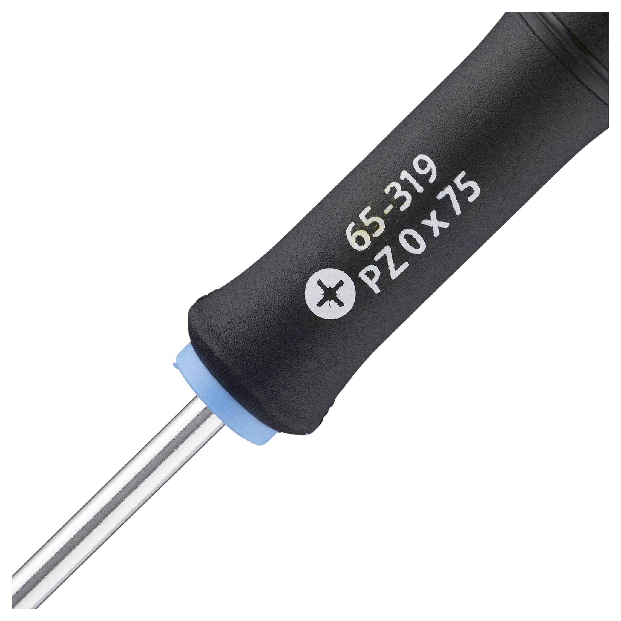 Wkrętak z czarną rękojeścią i niebieskim kapturkiem, rozmiar 65-319, PZ0 x 75 mm, końcówka metalowa.