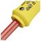Żółty bolec stykowy sondy pomiarowej z czerwonym złączem. Oznaczenia i symbole norm bezpieczeństwa na rękojeści.