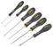 Sześć wkrętaków o różnych rozmiarach z czarnymi uchwytami, niektóre do śrub płaskich, a niektóre do śrub krzyżowych, ułożonych w rzędzie.