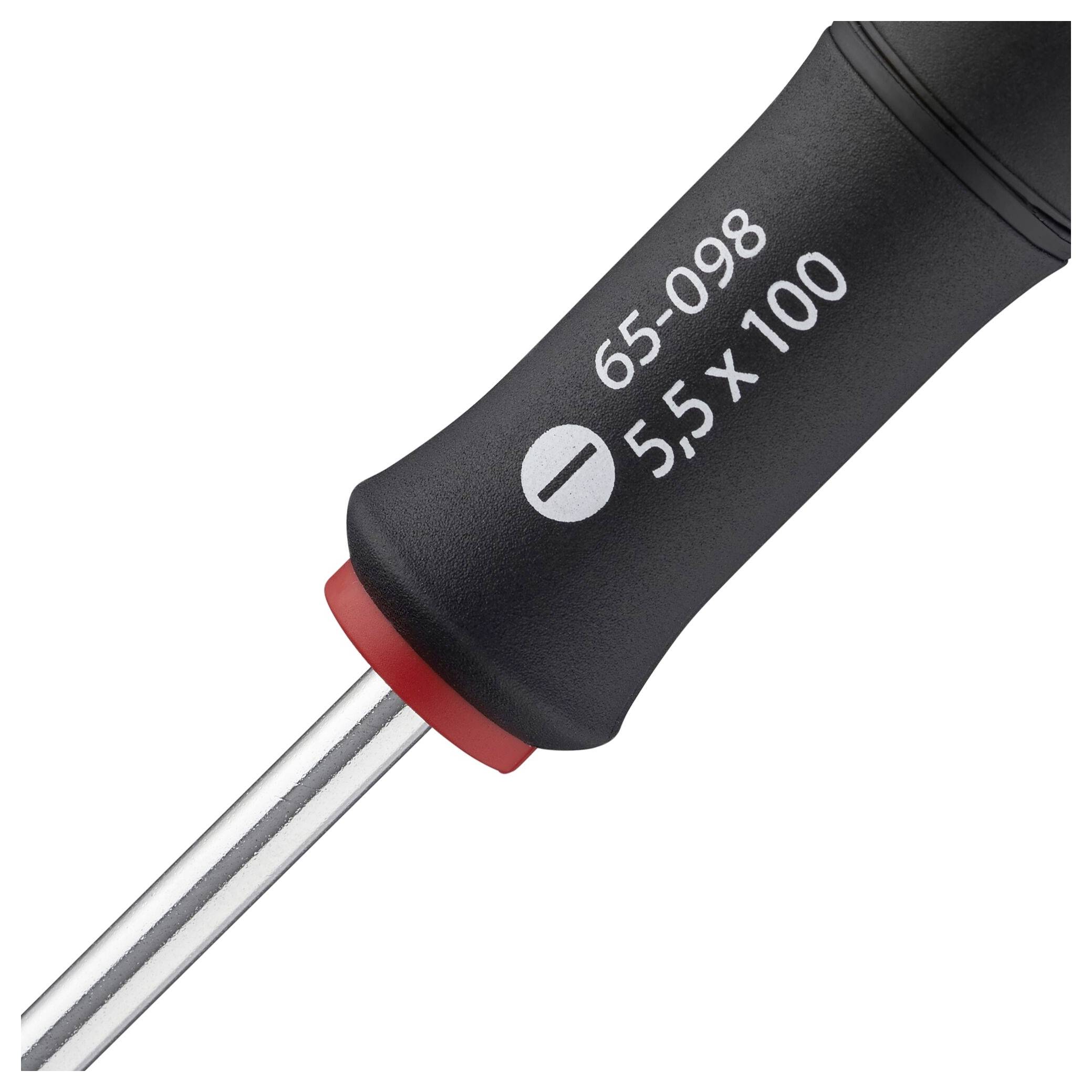 Wkrętak z czarnym uchwytem i czerwonym pierścieniem na czubku. Na uchwycie wydrukowane są numery '65-098' i '5,5x100'.
