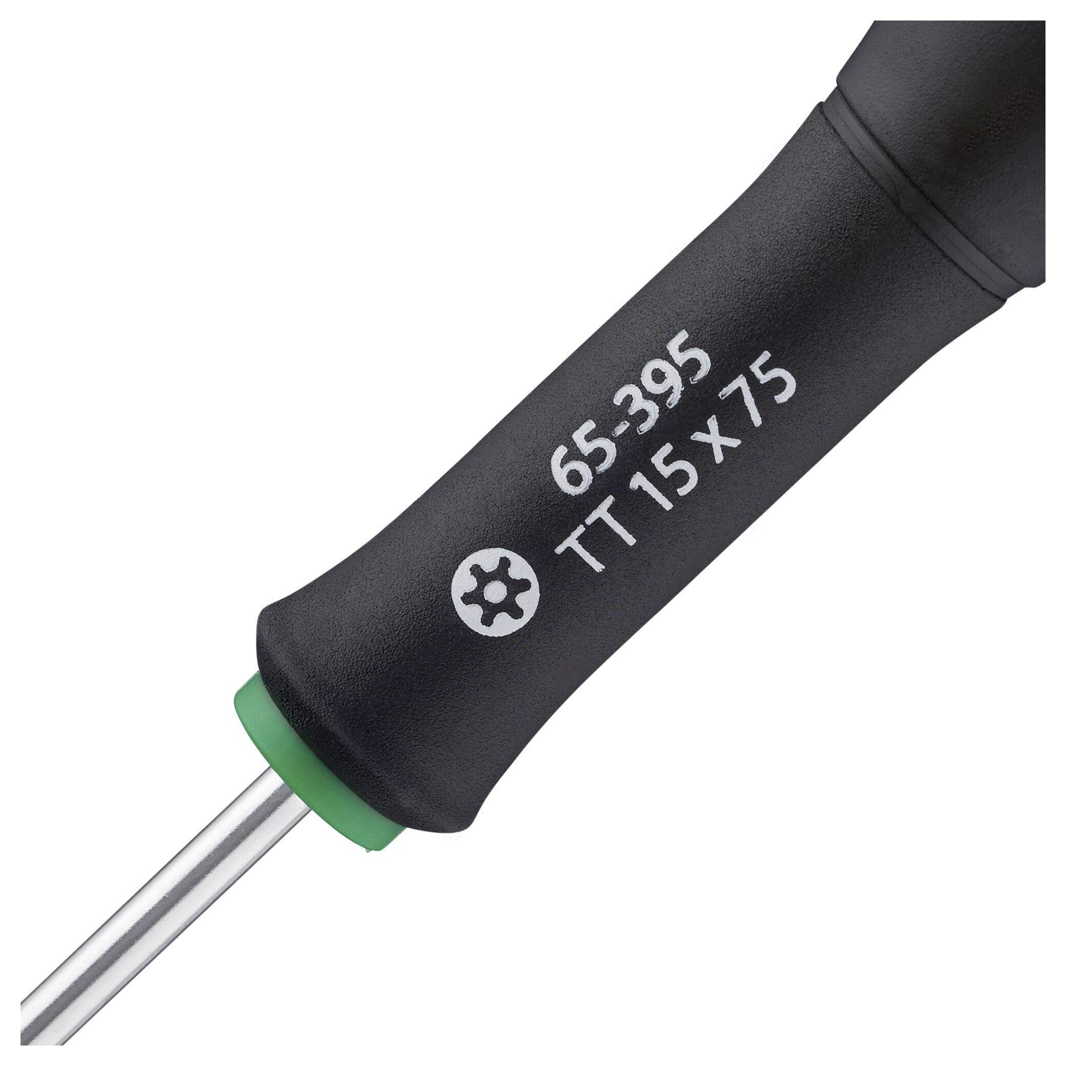 'Czarny uchwyt wkrętaka z metalowym ostrzem i zieloną nakładką, nadruk: 65-395 TT 15x75, czarne tło.'