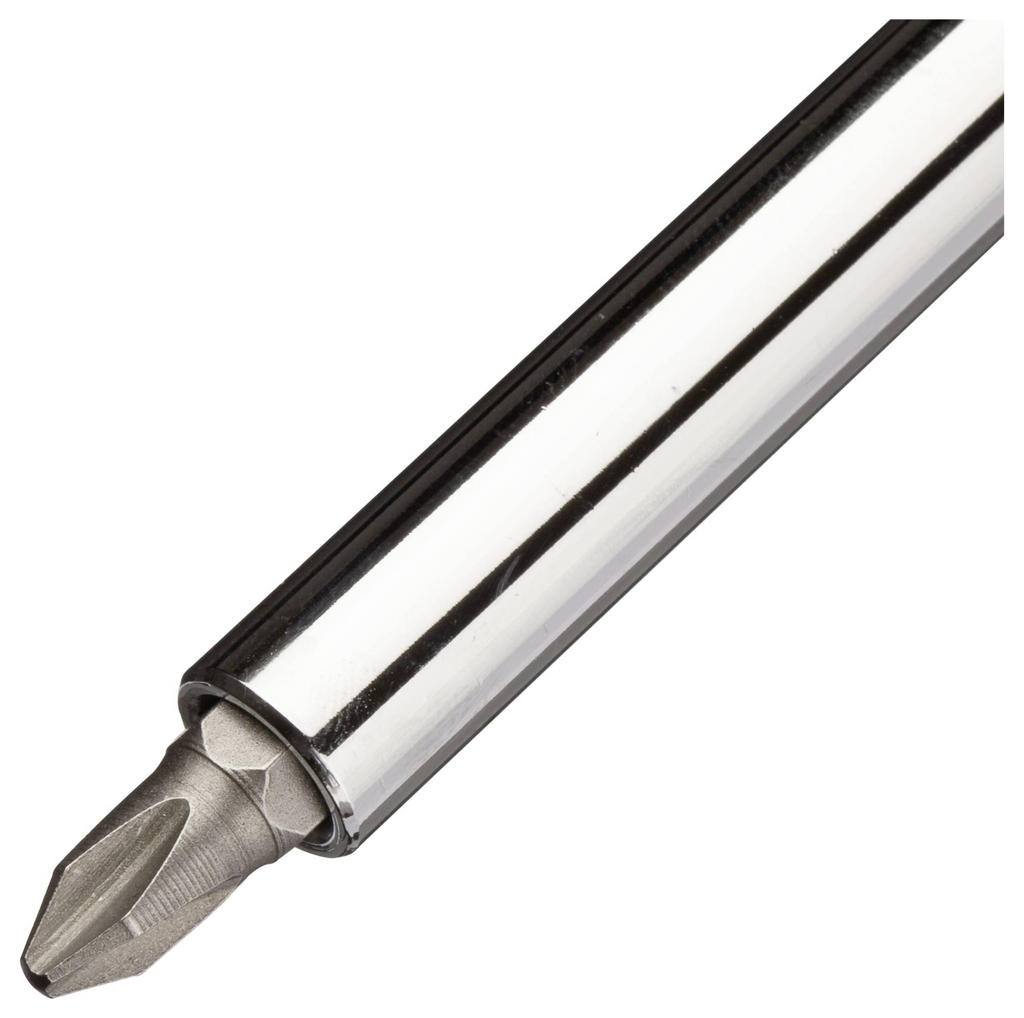 Wkrętak krzyżakowy z srebrnym uchwytem, czubek narzędzia skierowany w lewy dolny róg. Stosowany głównie w pracach majsterkowiczów.