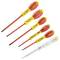 Pięć izolowanych wkrętaków z różnymi końcówkami oraz tester napięcia. Odpowiednie do prac z narzędziami elektrycznymi.