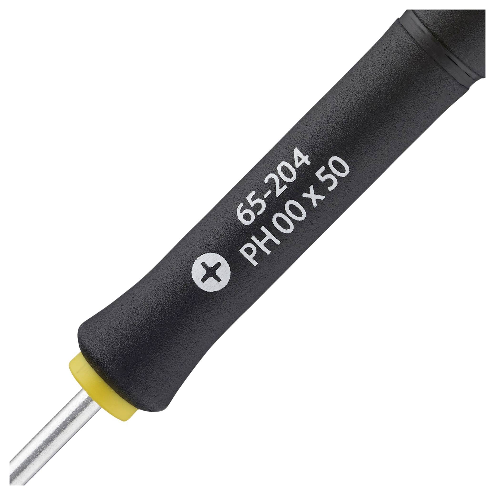 Mały wkrętak z napisem '65-204 PH00 x 50', przeznaczony do prac precyzyjnych. Czarny uchwyt z żółtym pierścieniem.