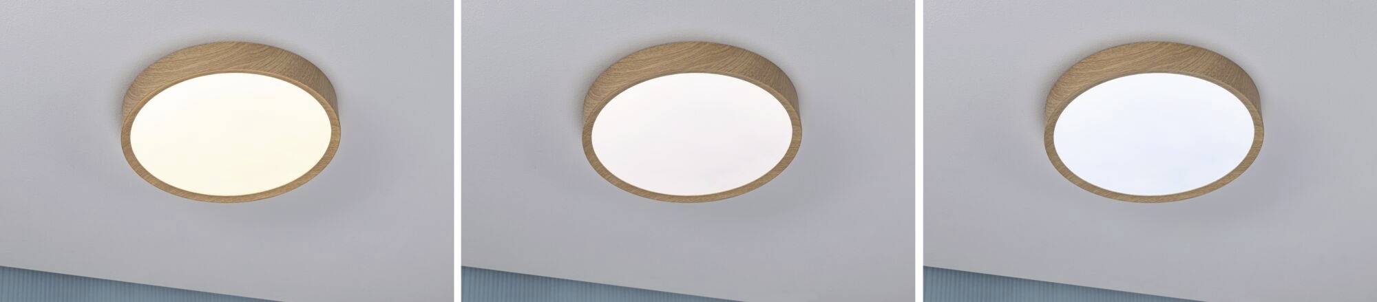 Trzy okrągłe lampy sufitowe z drewnianą ramą w świetle ciepłobiałym, neutralnym i zimnym, od lewej do prawej.