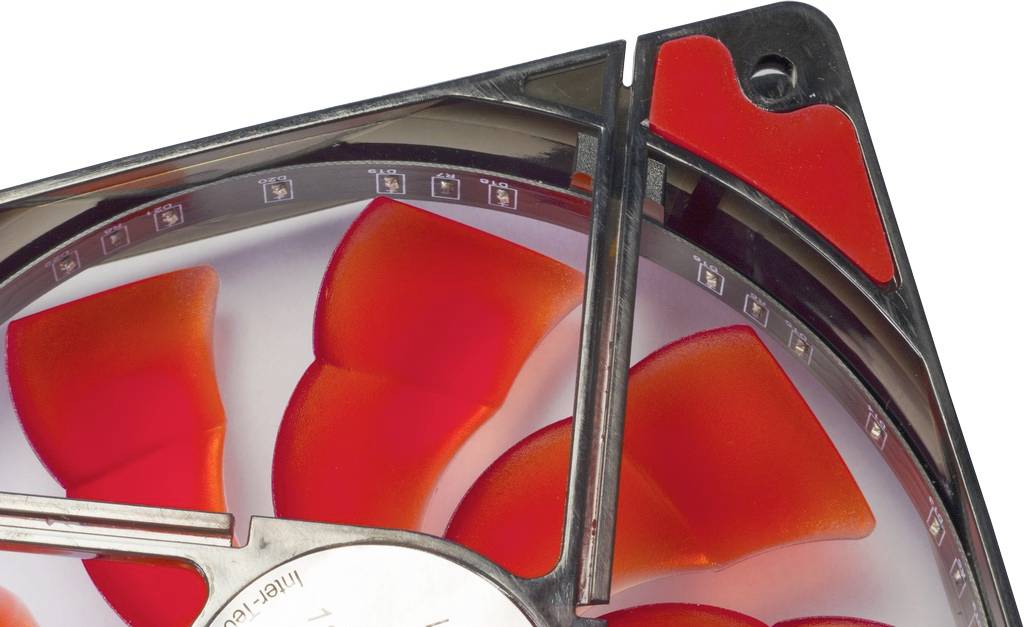 Zbliżenie wentylatora komputerowego z czerwonymi łopatkami wirnika i przezroczystą ramką. Pozornie dekoracyjne szczegóły na obrazie.