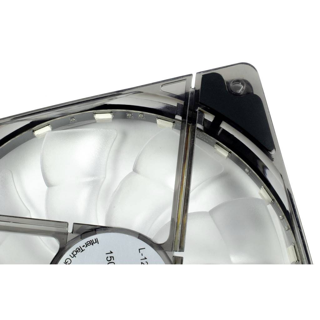 Wentylator komputerowy w zbliżeniu z podświetlanymi łopatkami, które prezentują równomierne rozproszenie światła.