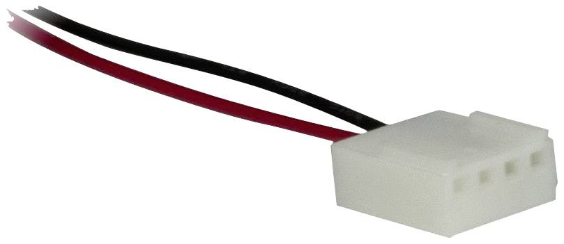 Biała elektryczna wtyczka z trzema małymi otworami, połączona z czarnym i czerwonym przewodem, leży na białym tle.